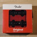 Krabice značky Fender obsahuje sadu dvou černých snímačů. Na spodní části červeného obalu je bílý nápis Original a JAZZ BASS PICKUP SET. Papírové bal…