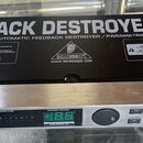 Rakový procesor Feedback Destroyer Pro značky Behringer, model DSP1124P. Zařízení má stříbrný přední panel s digitálním displejem, několika tlačítky…