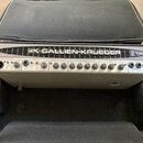 Stříbrný basový zesilovač v černém přepravním kufru. Na horním panelu je nápis GALLIEN-KRUEGER s logem GK a označení 1001RB. Přední panel obsahuje ná…