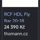Černý kovový rám s trojúhelníkovým základním tvarem. Pod ním je text, který uvádí název produktu RCF HDL Fly Bar 20-18 a web thomann.cz.
