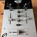 Stříbro-černý DJ mixér s nápisy gemini, PMX-350 a STEREO MIXER. Zařízení obsahuje dva kanály s posuvníky, centrální sekci s knoflíky a spodní crossfa…
