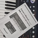 Černý synthesizér s klaviatura, na kterém leží bílá příručka. Na obálce manuálu je nápis Owner's Manual Version 2.0, ASM HYDRASYNTH a logo Polytouch®…