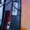 Detail zadní strany kytary s barevným přechodem od červené přes oranžovou k žluté. V těle je vyfrézovaný oválný prostor pro elektroniku, v němž je vi…