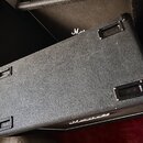 Černý kytarový kombozesilovač s povrchem z texturovaného vinylu. Na přední hraně je bílý nápis Marshall a v horní části je vidět část loga Marshall z…