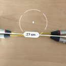 Žlutý kabel s úhlovými 6,3mm jack konektory na jedné straně a dvěma různými konektory na druhé straně (jeden neutrální a jeden XLR). Na kabelu je dig…