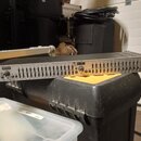 Stříbrný rackový grafický ekvalizér s řadou posuvníků. Na levé straně je červené logo dbx a nápis professional acoustics, vpravo je označení 215S Gra…