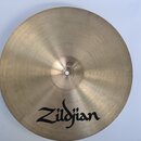Kruhový činely z mosazného kovu s koncentrickým broušením povrchu. V dolní části je černé logo Zildjian. Nástroj vykazuje mírné známky používání v po…