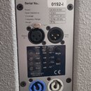 Detail zadní strany reproduktoru s nápisem GL16 dp 1000 cylindric wave radiator a logem acoustic line SEEBURG. Je zde uveden Serial No.: 0192-i a tab…