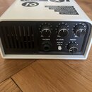 Bílé kovové zařízení s černým předním panelem. Na horní straně jsou nápisy Two notes AUDIO ENGINEERING, Torpedo Captor X 16 a seznam funkcí: REACTIVE…