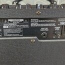 Záběr na zadní panel černého kytarového komba s texturovaným povrchem. Na bílém štítku je uveden Model No. AD30VT a Serial No. 028619, dále parametry…