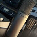 Kondenzátorový mikrofon s matně šedým kovovým tělem a stříbrnou pletenou mřížkou. Na spodní části těla je vyražen nápis MADE IN AUSTRALIA. Povrch mik…
