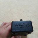 Černý efekt pedál s kovovým spínacím tlačítkem na horní straně. Na přední části je umístěno logo s nápisem FORTINO AMPLIFICATION v dekorativním rámu.…