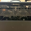 Zadní strana kytarového komba černé barvy. Na horním ovládacím panelu je nápis Mesa/Boogie a logo MESA ENGINEERING. V dolní části jsou vidět dva repr…