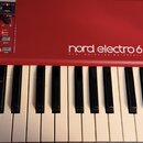 Červený digitální klavír s bílými a černými klávesami. Na červeném panelu je bílý nápis nord electro 6 D a pod ním text SEMI WEIGHTED WATERFALL 7 3.…