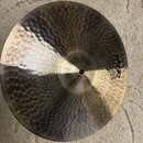 Kruhový činel z kovaného kovu s výrazným kladikováním povrchu. Na pravé straně je čitelné logo Paiste a označení modelu 2002. Ve spodní části je nápi…