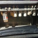 Zadní panel kytarového zesilovače s ovládacími prvky a elektronickými vakuovými trubicemi. Na panelu jsou nápisy MADE IN USA, ON, STANDBY a SPEAKER E…