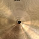 Detailní záběr na střed zlatavého činchu s koncentrickými rýhami. V horní části je černý nápis 16"/40cm. Povrch vykazuje drobné nečistoty a škrábance.