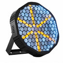 Černý LED reflektor s osmiúhelníkovým tvarem a integrovaným stojanem. Přední strana obsahuje mřížku s mnoha kulatými LED diodami svítícími modře a žl…