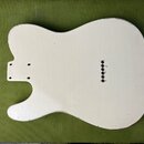 Kremově bílý pickguard pro elektrickou kytaru v tvaru Telecastera. Povrch je pokrytý jemnými svislými prasklinami laku (craquelé) a vykazuje drobné o…