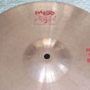 Kruhová mosazná činely s jemným žilováním povrchu. Na činely jsou červeným tiskem nápisy „Paiste 2002“, „MADE IN SWITZERLAND“ a „MEDIUM HI-HAT BOTTOM…