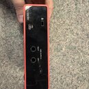 Zadní strana červeného audio rozhraní se značkou focusrite. Jsou zde vidět USB porty a dva výstupní konektory s nápisy LINE OUTPUTS RIGHT a LEFT. Pov…