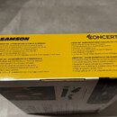 Fotografie znázorňuje horní část kartonové krabice s žlutým a bílým pozadím. Na krabici je výrazné logo SAMSON a název modelu CONCERT 88x. Texty v ně…