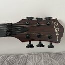Hlava elektrické kytary z tmavého dřeva s viditelnou masivním sletováním. Na čele je bílý nápis B.C. Rich a u matice označení ST. Nástroj má šest čer…
