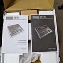 V kartonové krabici s polystyrenovými vložkami leží dva manuály k bicímu automatu. Oba dokumenty mají nápisy ALESIS, SR18 a Professional Drum Machine…