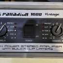 Přední panel stříbrného stereo zesilovače s černým ovládacím panelem. Na horní části je nápis DAP AUDIO a Palladium 1600 Vintage. Panel obsahuje dva…