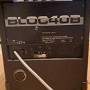 Zadní strana černého kytarového komba s nápisem BLOC40B. Na zadním panelu jsou viditelné nápisy 220 VOLTS ~ 50 Hz, YORKVILLE SOUND LTD. TORONTO CANAD…