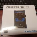 Bílá krabice s produktovou fotografií efektového pedálu. Na krabici je velký nápis VOICETONE H1 a pod ním text Single-Button Stompbox for Realistic G…