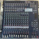 Tmavomodrý mixovací pult značky YAMAHA, model MG166c-USB. Zařízení obsahuje 16 vstupních kanálů s potenciometry, faderem a červenými kontrolkami PEAK…