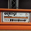 Kytarový zesilovač v oranžovém vinylu s bílým předním panelem. Na panelu je velký nápis ORANGE a modelové označení ROCKERVERB 50 MK II spolu s malým…