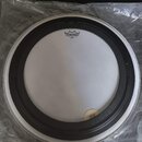 Bílá bubnová blána s černým plastovým prubcem. Na horní části je logo REMO a pod ním nápis AMBASSADOR COATED. V pravém dolním rohu je malý kulatý ští…
