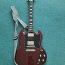 Elektrická kytara s červeným lakem a černým pickguardem. Na hlavě hmatníku je bílé logo Epiphone. Kytara má dva humbuckery, čtyři ovládací knoflíky a…