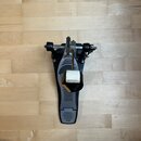 Černý basový pedál s kovovou konstrukcí a gumovou základnou. Na pedálu je viditelný nápis TAMA. Povrch pedálu vykazuje mírné známky používání a opotř…
