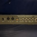 Zadní strana šedého elektronického zařízení s řadou konektorů a přepínačem. Jsou zde viditelné nápisy BOSS Corporation, MODEL GT-8 a SER NO. (číslo n…