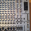 Míchač zvuků s nápisem EURORACK MX 2642A S MIXING CONSOLE. Na panelu je viditelné logo BEHRINGER a řada ovládacích prvků, včetně posuvníků, potenciom…