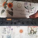 Zadní strana černého efektového procesoru s nápisy YAMAHA, MODEL: FX500 a SINGLEEFFECT PROCESSOR. Na zařízení je vidět štítek se sériovým číslem PZO1…