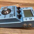 Modrý kytarový efekt s kovovým šasi. Na horní straně je nápis MULTISTOMP a model MS-70CDR, dále text Chorus Delay Reverb. Zařízení má jeden stoupací…