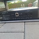 Zadní panel černého zesilovače s nápisem GLOCKENKLANG Soul a přпиisem Made in Germany. Panel obsahuje různé vstupy a výstupy, včetně DI Out s označen…