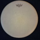 Bílá, kulatá bubenová blana s matným povrchem. V horní části je černé logo REMO a pod ním nápisy EMPEROR COATED a MADE IN U.S.A. Povrch blány vykazuj…