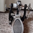 Krytý pohled na bicí pedál s kovovou konstrukcí a černými plastovými či lakovanými prvky. Na šlapce je vyryto logo a nápis SONOR MADE IN GERMANY. Ped…