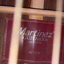 Fotografie zachycuje vnitřní štítek kytary s červeným pozadím a bílým rámečkem. Na štítku je uveden nápis Martinez GUITARRA EST. 1978 a modelové ozna…