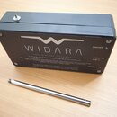 Černý obdélníkový efektový pedál s nápisem WIDARA a podtitulem DISTANT VOICES. Na spodní straně je text: „To change the battery remove the lid of thi…