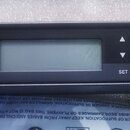 Černý bezdrátový přijímač s LCD displejem a ovládacími tlačítky. Na levé straně je nápis DIVERSITY RECEIVER ew 100, vpravo logo a název SENNHEISER a…