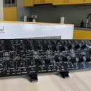 Černý analogový semi-modulární syntetizátor s nápisem kobol EXPANDER. Přední panel obsahuje zahlreiche ovládací knofíky, přepínače a zapojovací konek…