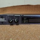 Stříbrný rackový procesor s nápisem lexicon MX400XL Dual Stereo / Surround Reverb Effects Processor. Přední panel obsahuje dva otočné ovladače Level…