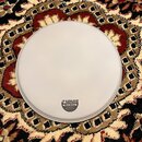 Bílá kruhová bubnová blána s hladkým povrchem. Na spodní části je černý oválný štítek s bílým nápisem SONOR, White Medium a DRUM HEAD MADE BY REMO. B…