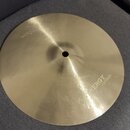 Zlatavý kovový činel s viditelným kovánívým povrchem a středovým otvorem. Na povrchu jsou vyraženy nápisy VOLCANO 18" SPLASH CRASH a ENERGY cymbals.…